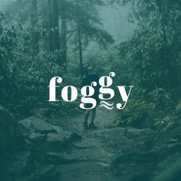 Advancado Maria Gondek - Człowiek w kurtce z kapturem stoi na kamienistej ścieżce w zalesionym, mglistym terenie, spoglądając w górę, z nałożonym tekstem 'foggy'.