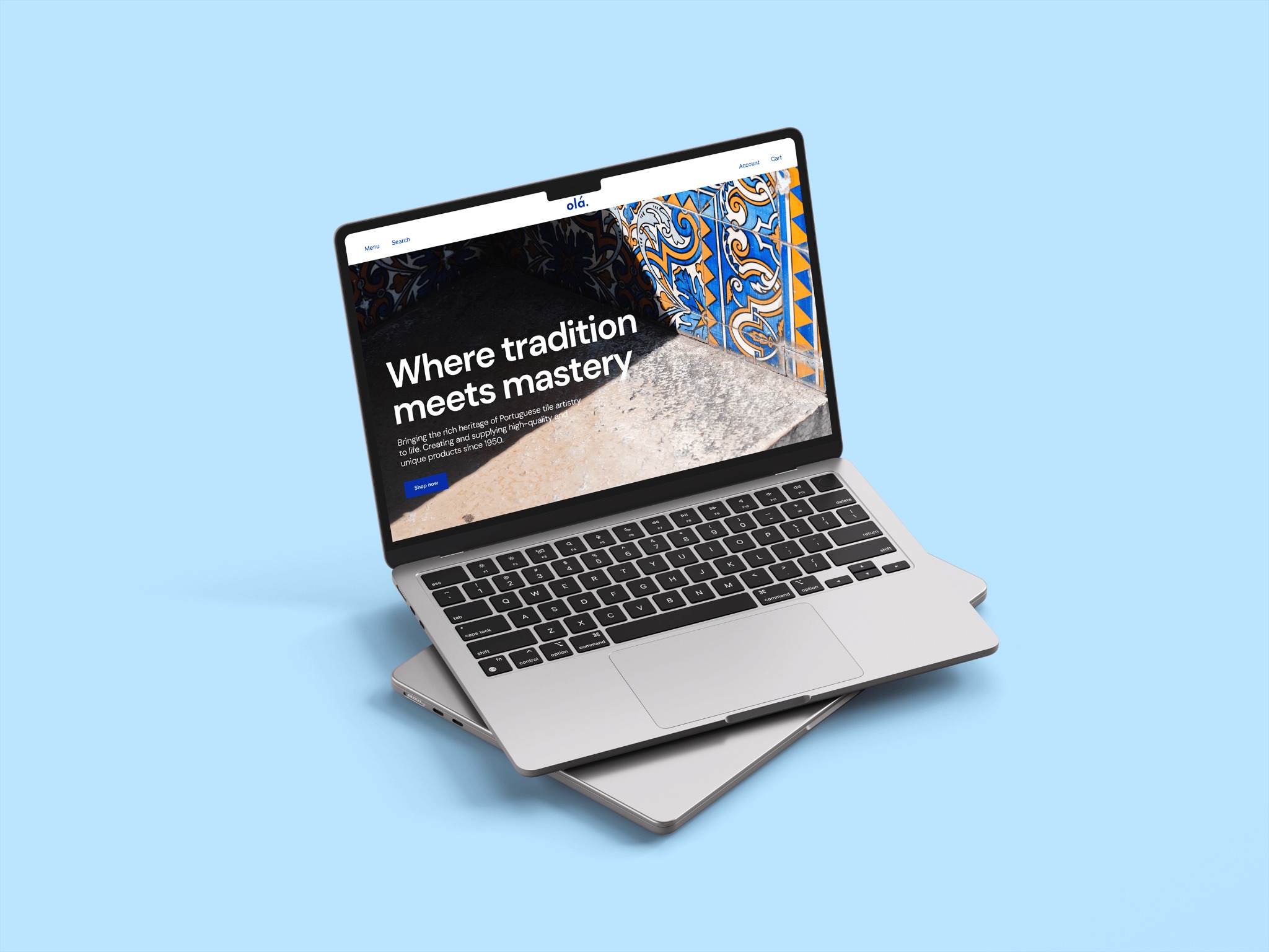 Laptop unoszący się nad drugim laptopem, na ekranie strona internetowa z portugalskimi motywami ceramicznymi i tekstem 'Where tradition meets mastery'.