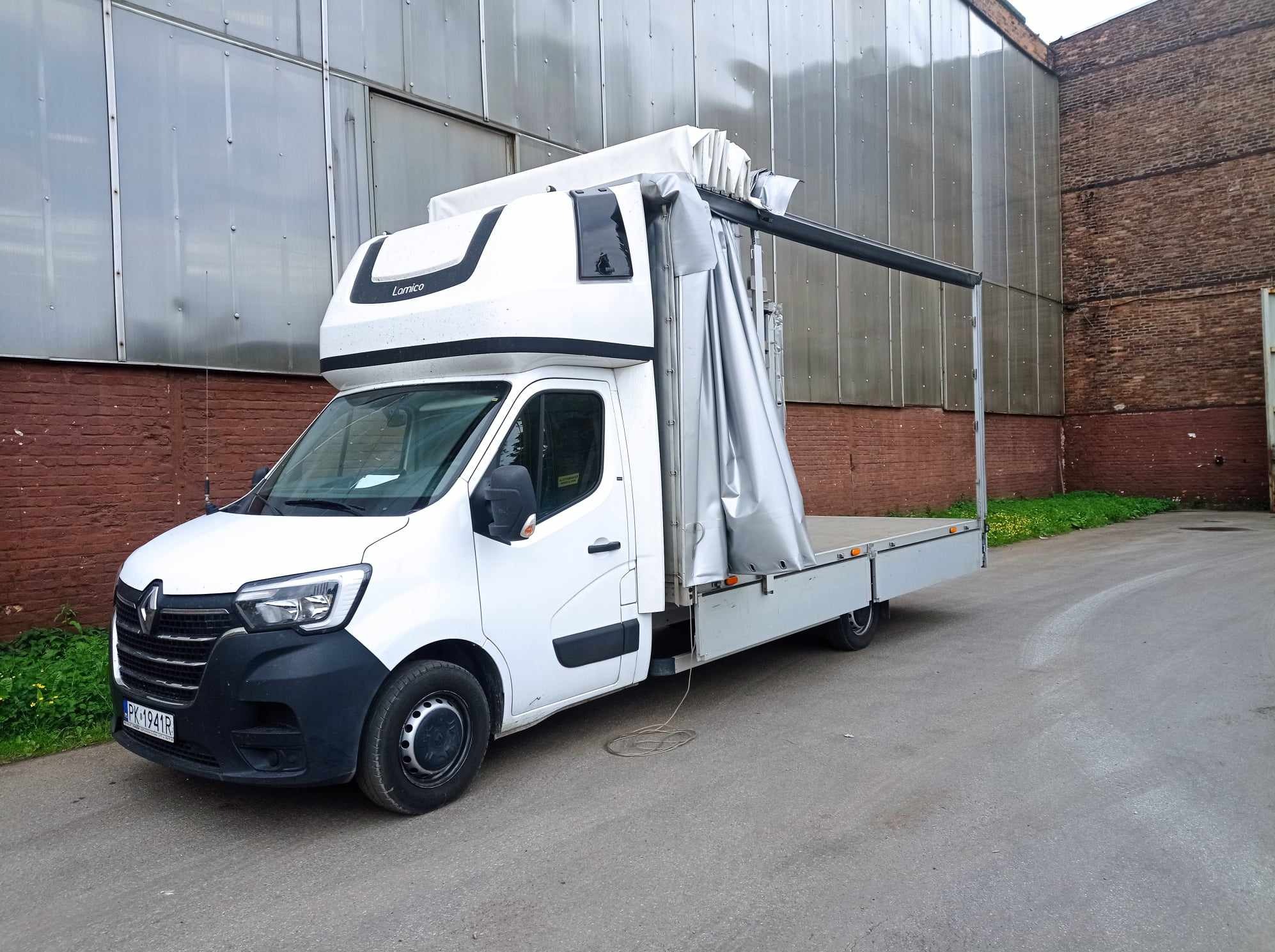 Możliwość załadunku dokiem , tyłem lub górą.