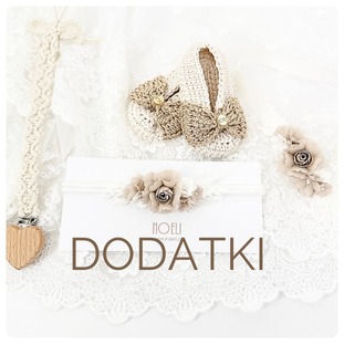 Beżowe, ręcznie robione, szydełkowe buciki dla niemowląt z kokardami, opaska z kwiatami i zawieszka do smoczka na białym koronkowym tle z napisem 'DODATKI'.