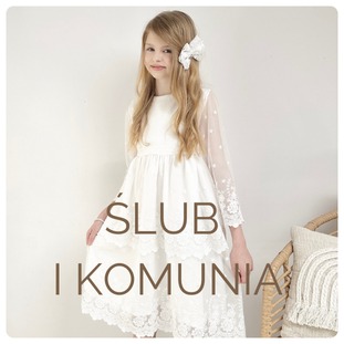 Dziewczynka w białej sukience komunijnej z koronkowymi wstawkami, włosy długie, blond, upięte kokardą, jasne tło.