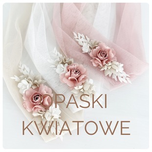 Trzy delikatne, ręcznie robione opaski do włosów w odcieniach bieli i pudrowego różu, ozdobione kwiatowymi aplikacjami i subtelnymi listkami, ułożone na jasnym, zwiewnym tle.