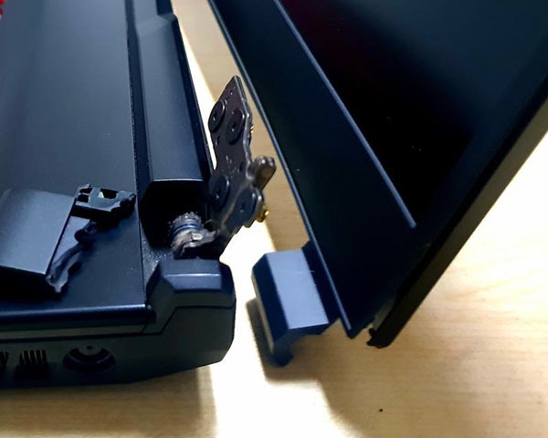 Naprawa połamanego laptopa, uszkodzonych zawiasów.