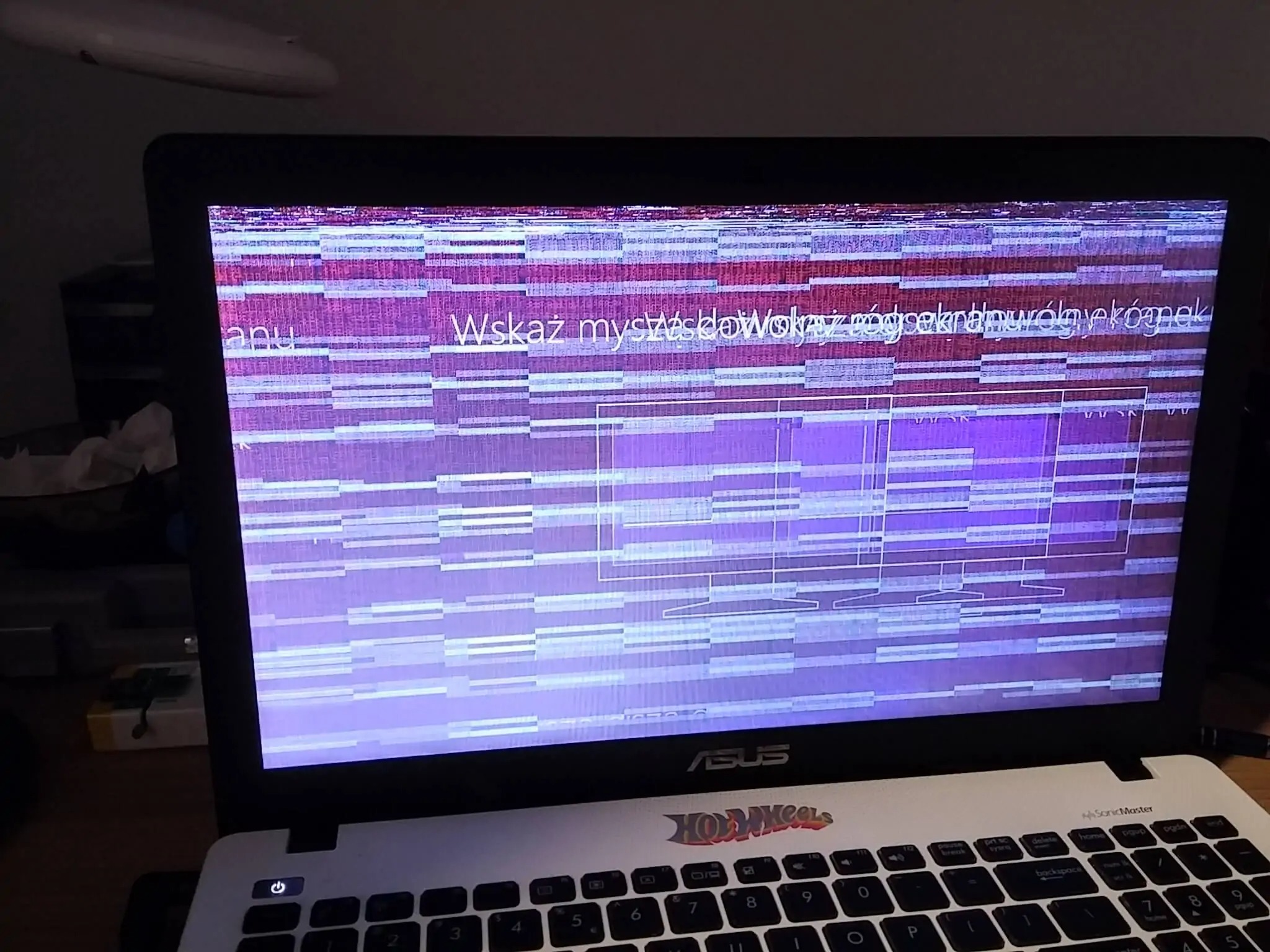 Naprawa uszkodzonej matrycy.