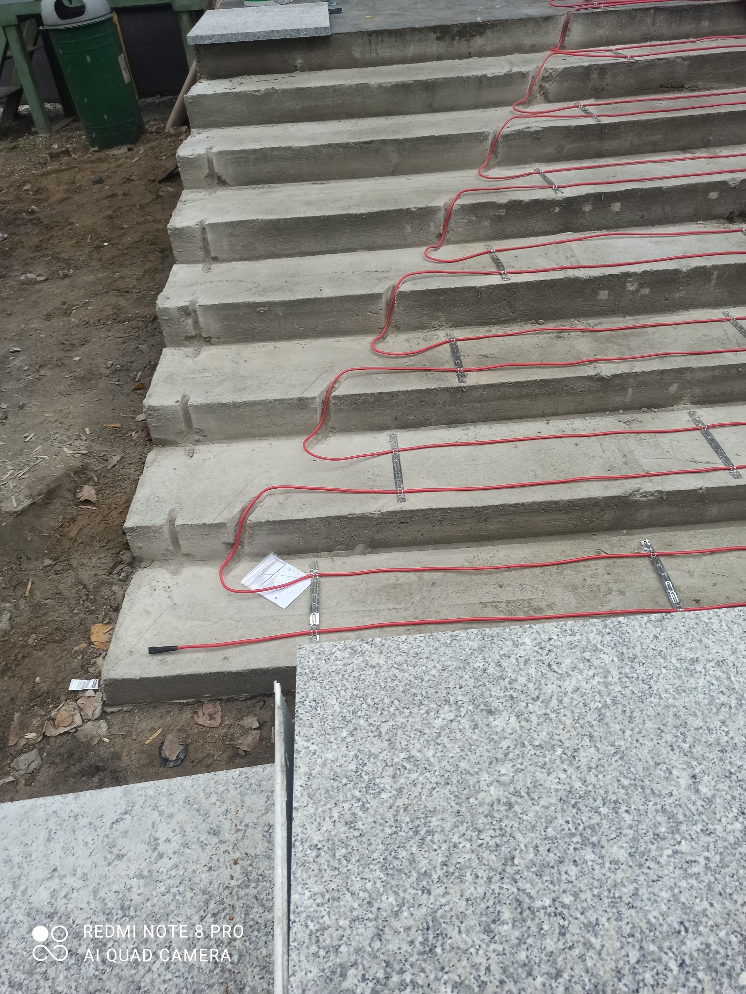 Betonowe schody z zamontowanym kablem grzewczym, przygotowane do wykończenia płytami granitowymi.