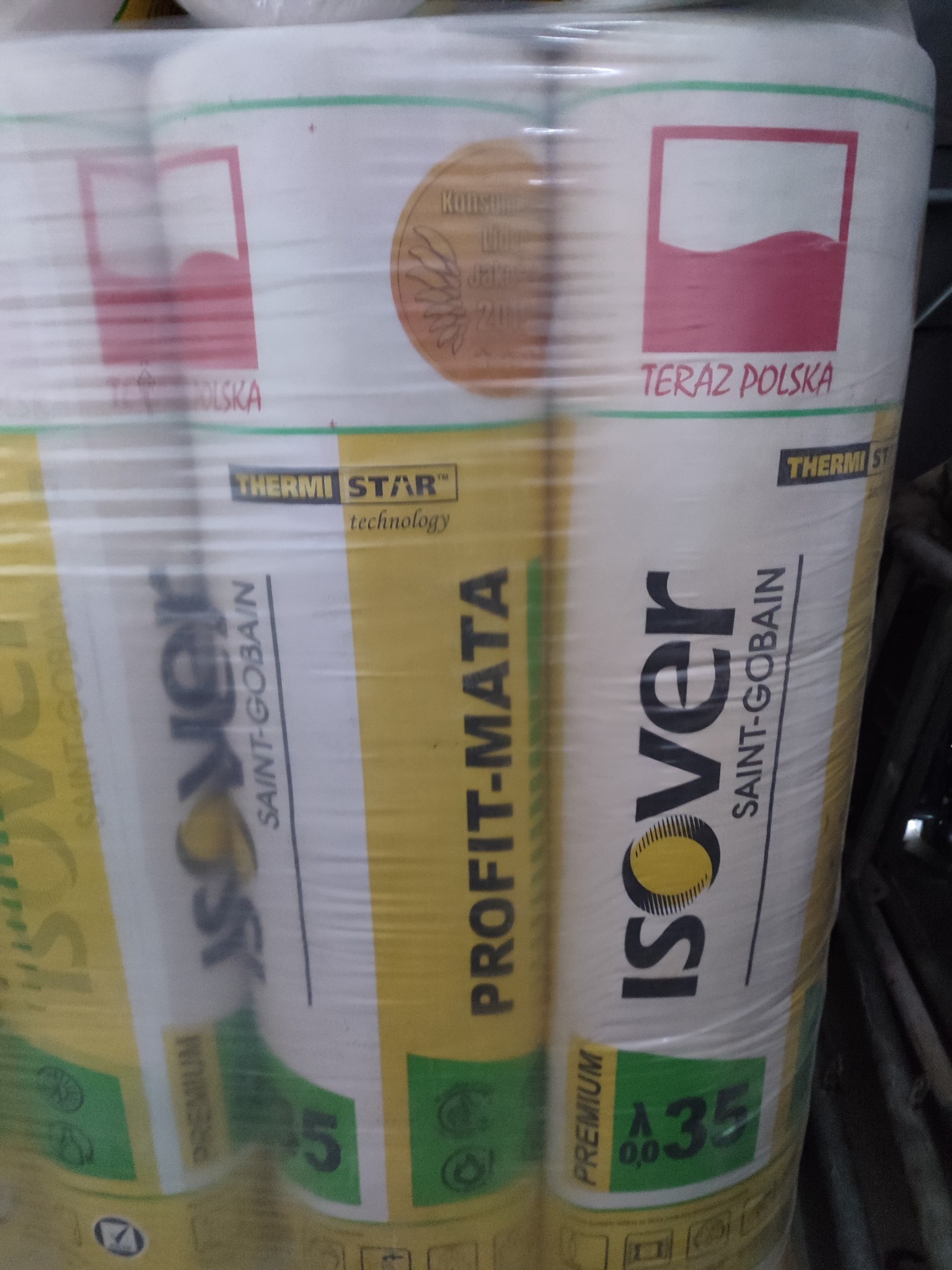 Paczka wełny mineralnej Isover Profit-Mata A35 Premium, owinięta folią, z widocznym logo 'Teraz Polska' i oznaczeniami parametrów technicznych.