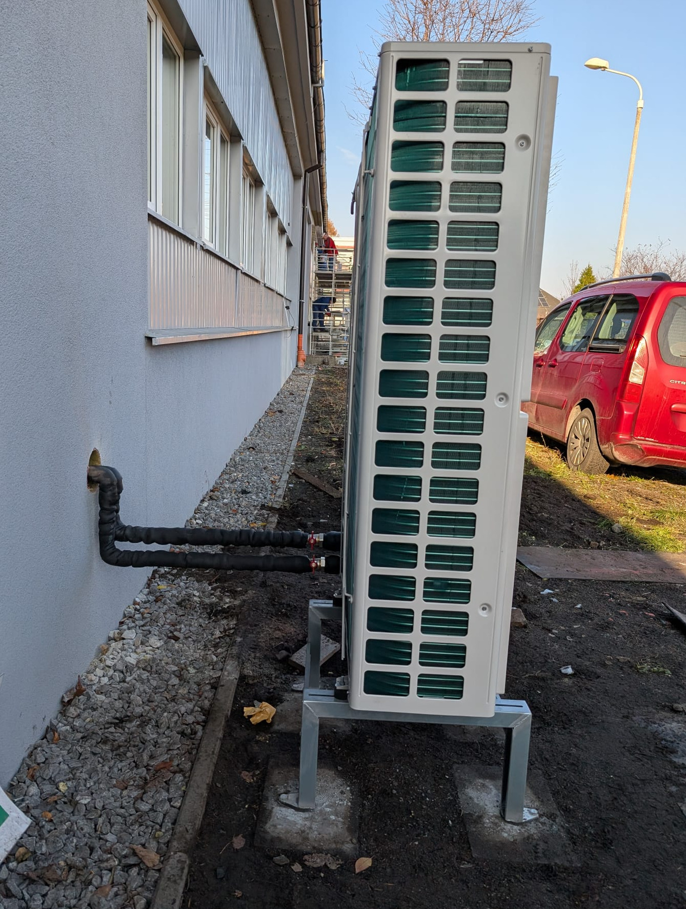 pompa ciepła na konstrukcji