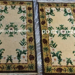Dwa identyczne dywany kremowe w kwiaty, ułożone obok siebie, z lewej strony dywan przed czyszczeniem, z prawej po czyszczeniu, widoczne różnice w jasności i świeżości kolorów.