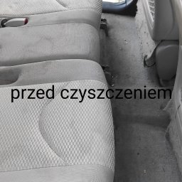 CZYSTY DOM I SAMOCHÓD - MARCIN KWAPISZ - Wnętrze samochodu z widocznymi, zabrudzonymi siedzeniami i podłogą przed czyszczeniem, z bliska widoczna teksturowana tapicerka.