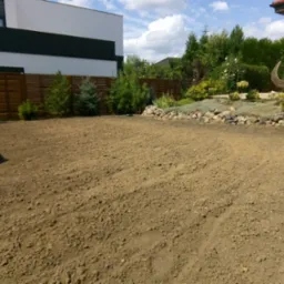 Kompleksowa realizacja trawnika z siewu na ogrodzie letnim.