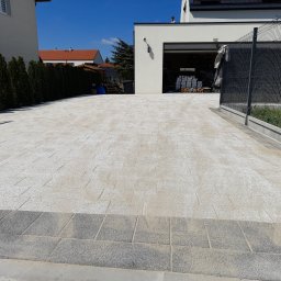 Podjazd na posesję z kostki betonowej dekoracyjnej.