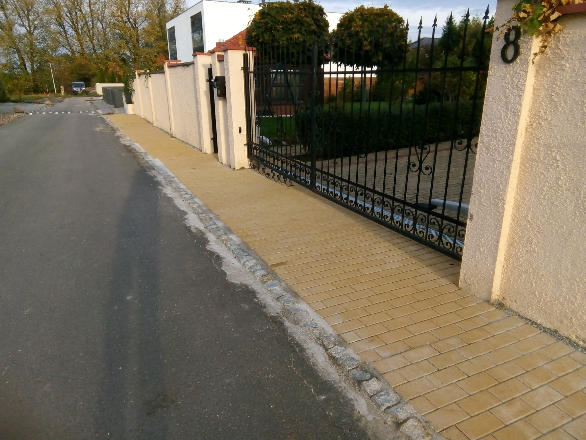 Chodnik na podjeździe w bramie z kostki betonowej dekoracyjnej.
