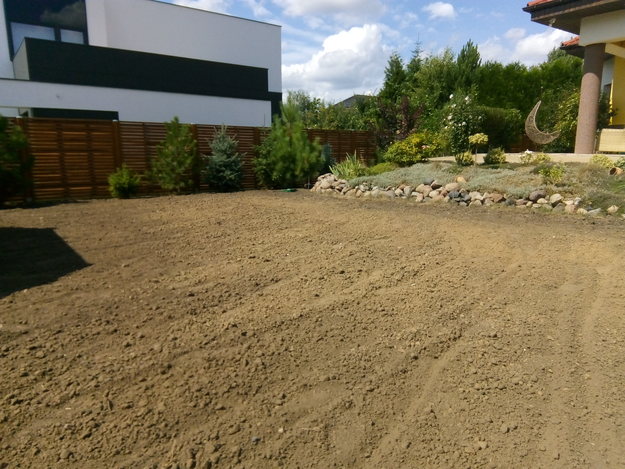 Kompleksowa realizacja trawnika z siewu na ogrodzie letnim.