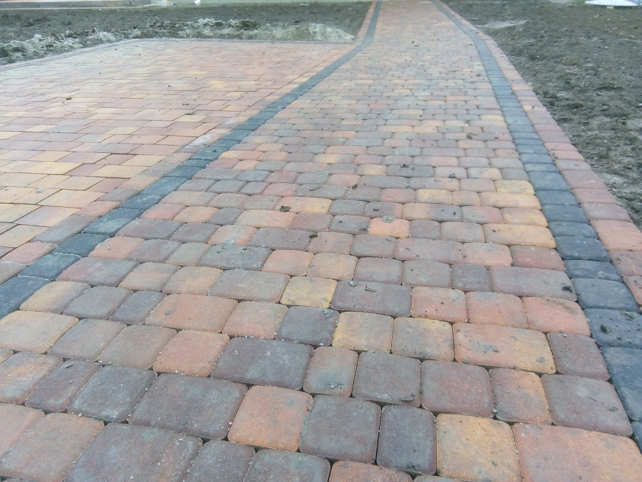 Chodnik z kostki betonowej dekoracyjnej typu 'barwy jesieni'.