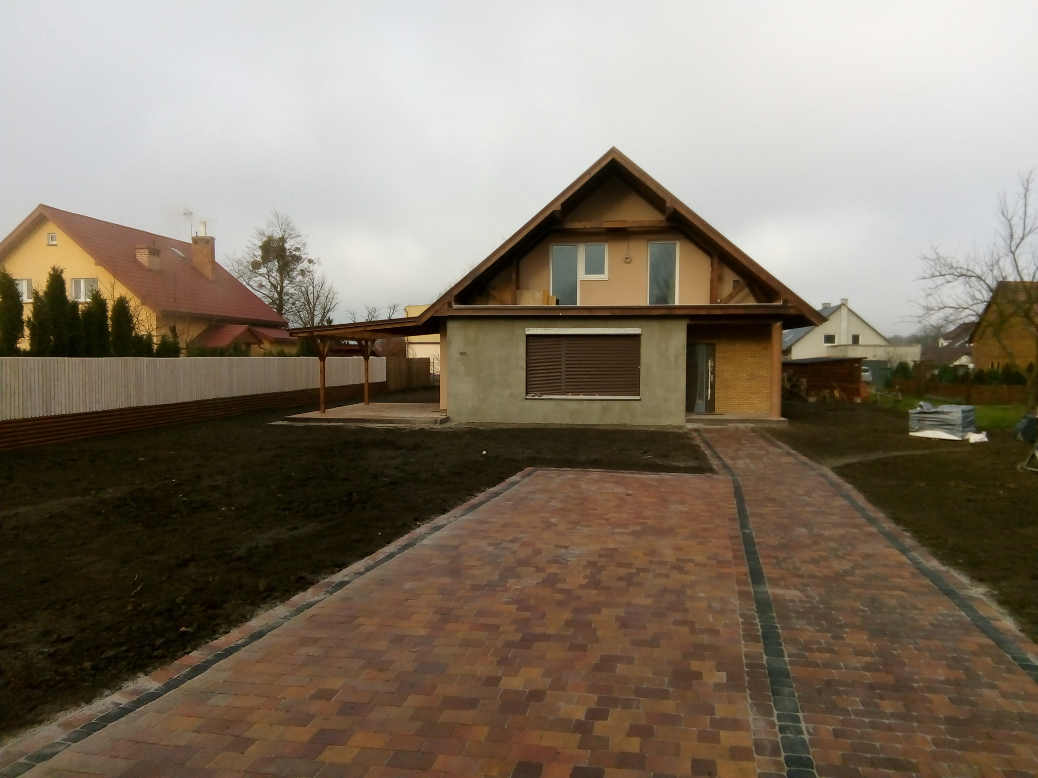 Podjazd wraz z chodnikiem z kostki betonowej dekoracyjnej typu 'barwy jesieni'.