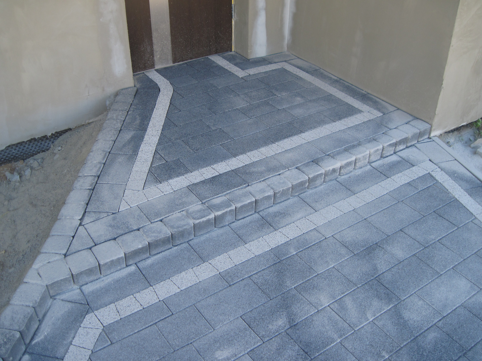 Obejście z palisady i kostki betonowej dekoracyjnej.