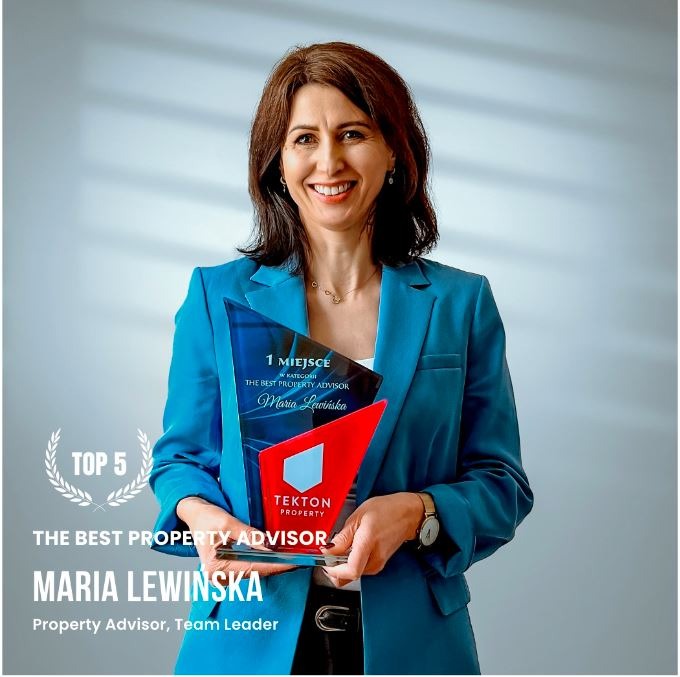 Uśmiechnięta kobieta w niebieskim żakiecie trzymająca statuetkę z napisem '1 MIEJSCE w kategorii THE BEST PROPERTY ADVISOR Maria Lewińska' oraz logo firmy TEKTON PROPERTY, obok napis TOP 5.