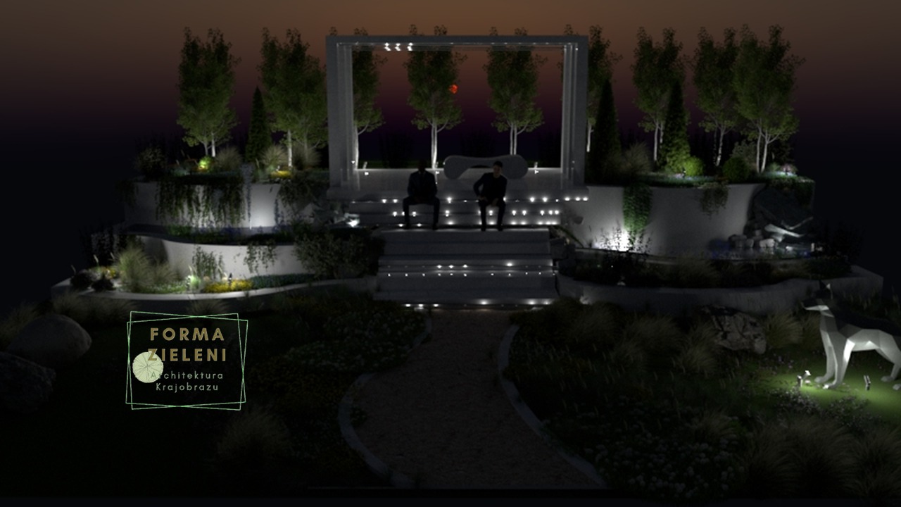 Iluminowany, wielopoziomowy ogród nocą z dwoma osobami siedzącymi na schodach, otoczony zielenią i rzeźbą psa. Widoczne logo 'Forma Zieleni'.