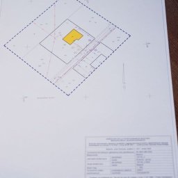 Mapa geodezyjnej inwentaryzacji powykonawczej obiektu budowlanego - opracowanie kartograficzne obrazujące położenie i kształt zrealizowanych obiektów budowlanych oraz sposób zagospodarowania i ukształtowania terenu po zakończonym procesie inwestycyjnym.