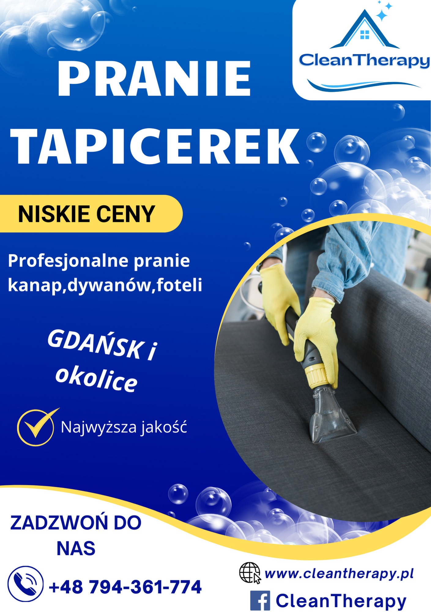 Grafika reklamowa: osoba w żółtych rękawicach czyści ciemnoszarą tapicerkę kanapy za pomocą profesjonalnego odkurzacza piorącego z przezroczystą końcówką. W tle niebieskie tło z motywem bąbelków...