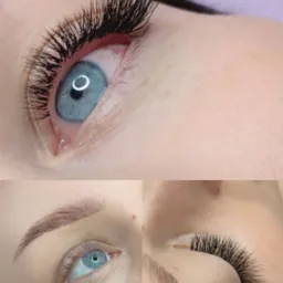Zbliżenie na oko z niebieską tęczówką i gęstymi, czarnymi, przedłużonymi rzęsami; widoczne również brwi po zabiegu laminacji.