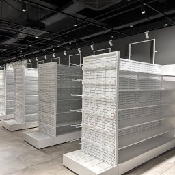 Pracowaliśmy nad budową sklepu SINSAY w Sofii, Bułgaria, w centrum handlowym Sofia Ring Mall. 🛠️ Wykonaliśmy kompleksowe prace budowlane, w tym stawianie ścian i przepierzeń, szpachlowanie oraz malowanie ścian i sufitów, a także układanie płytek. 🧱 