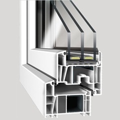 Przekrój poprzeczny ramy okiennej z trzema szybami, ukazujący wielokomorową konstrukcję profilu i detale uszczelnienia.