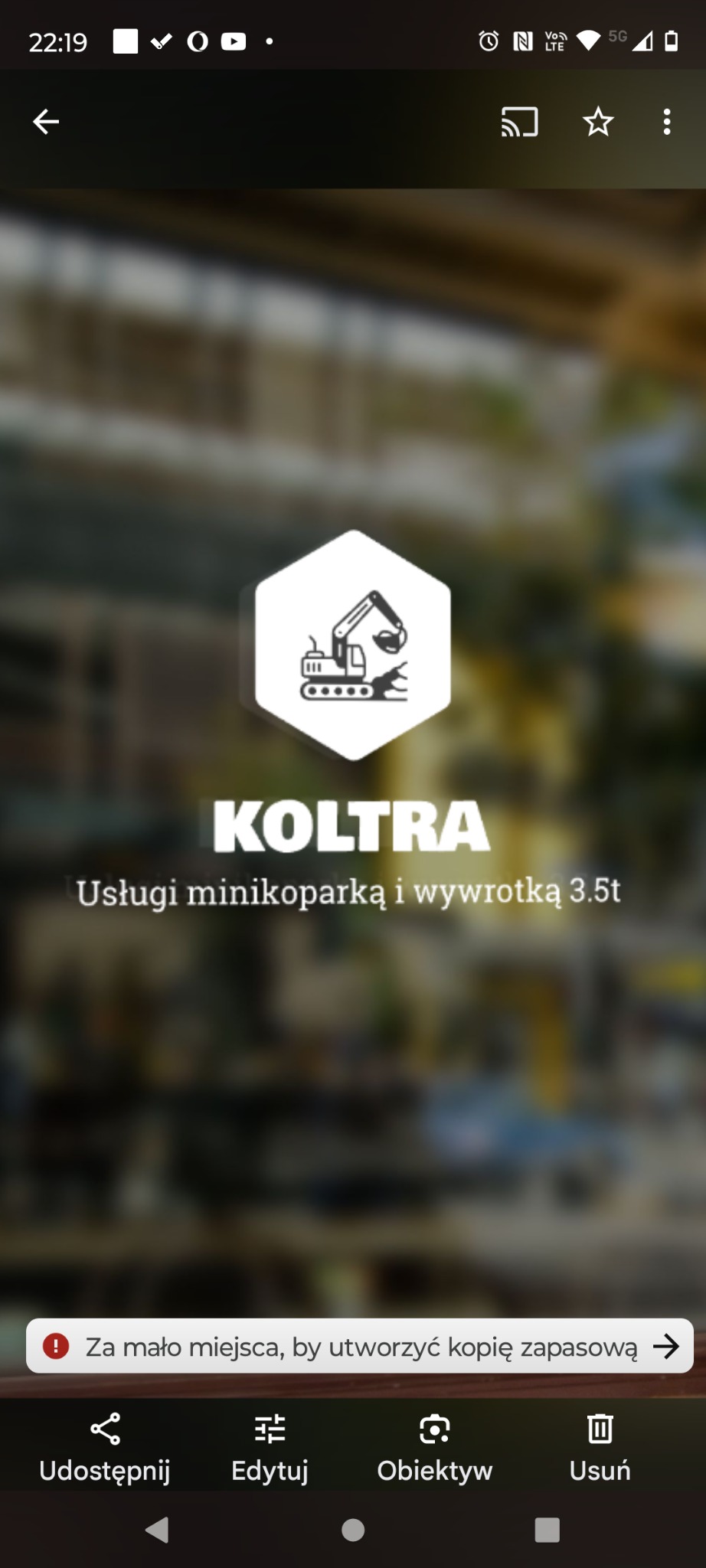 Logo firmy KOLTRA z ikoną minikoparki w heksagonie, oferującej usługi minikoparką i wywrotką 3.5t.
