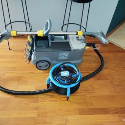 Wynajem odkurzaczy piorących - Profesjonalny odkurzacz piorący z akcesoriami, w tym suszarką Dri-Pod, na drewnianej podłodze, gotowy do użycia.