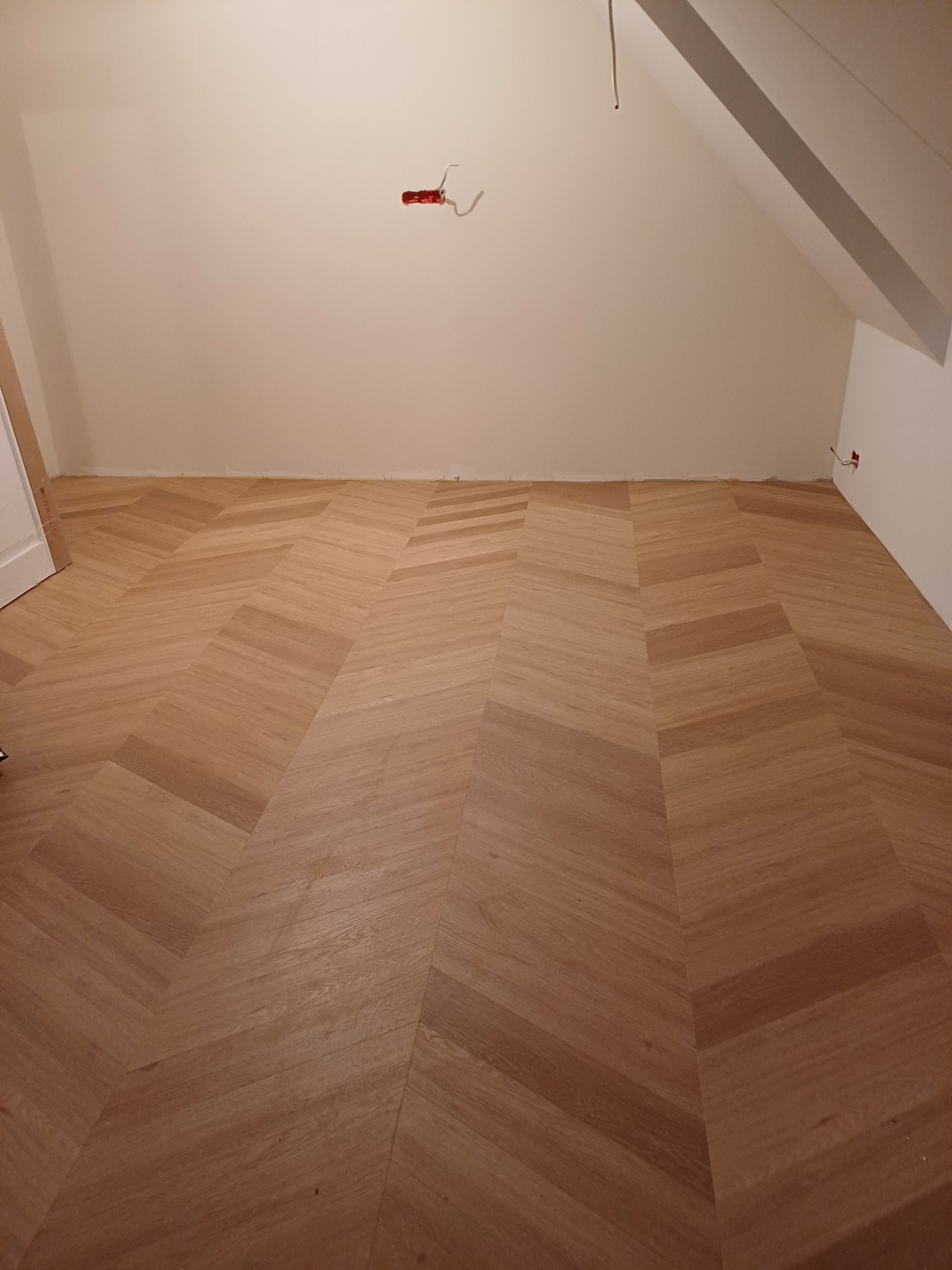 Podłoga winylowa, jodełka francuska.