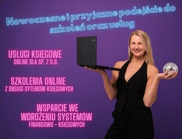 Uśmiechnięta blondynka w czarnym stroju prezentuje laptopa i kulę dyskotekową na fioletowym tle z neonowymi napisami o usługach księgowych i szkoleniach online.