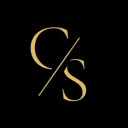 Złote litery C i S przecięte ukośną linią na czarnym tle, tworzące minimalistyczne logo.