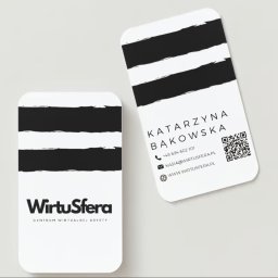 Wirtusfera.pl - Dwie wizytówki z zaokrąglonymi rogami, jedna z logo 'WirtuSfera Centrum Wirtualnej Asysty' i czarnymi pasami, druga z danymi kontaktowymi Katarzyny Bąkowskiej i kodem QR.
