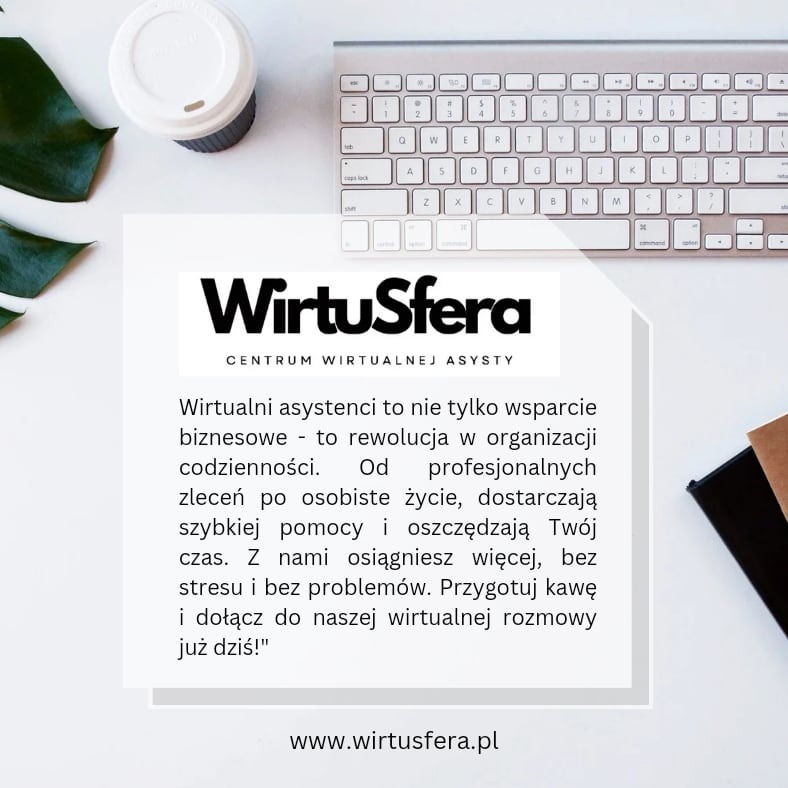 Minimalistyczne biurko z klawiaturą Apple, kawą na wynos, zielonym liściem i ulotką reklamową firmy WirtuSfera oferującej usługi wirtualnej asysty.