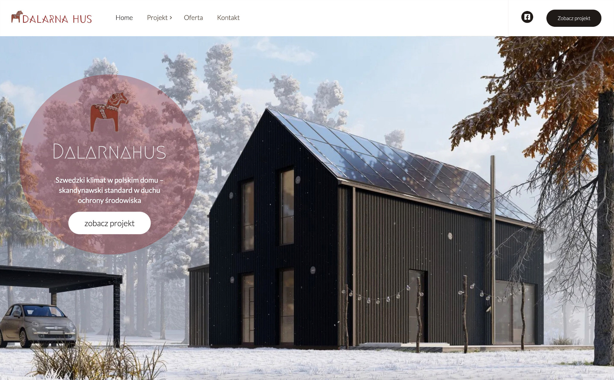 Wizualizacja czarnego, nowoczesnego domu w stylu skandynawskim z panelami słonecznymi na dachu, otoczonego zimowym krajobrazem i drzewami pokrytymi śniegiem, z samochodem zaparkowanym pod zadaszeniem.