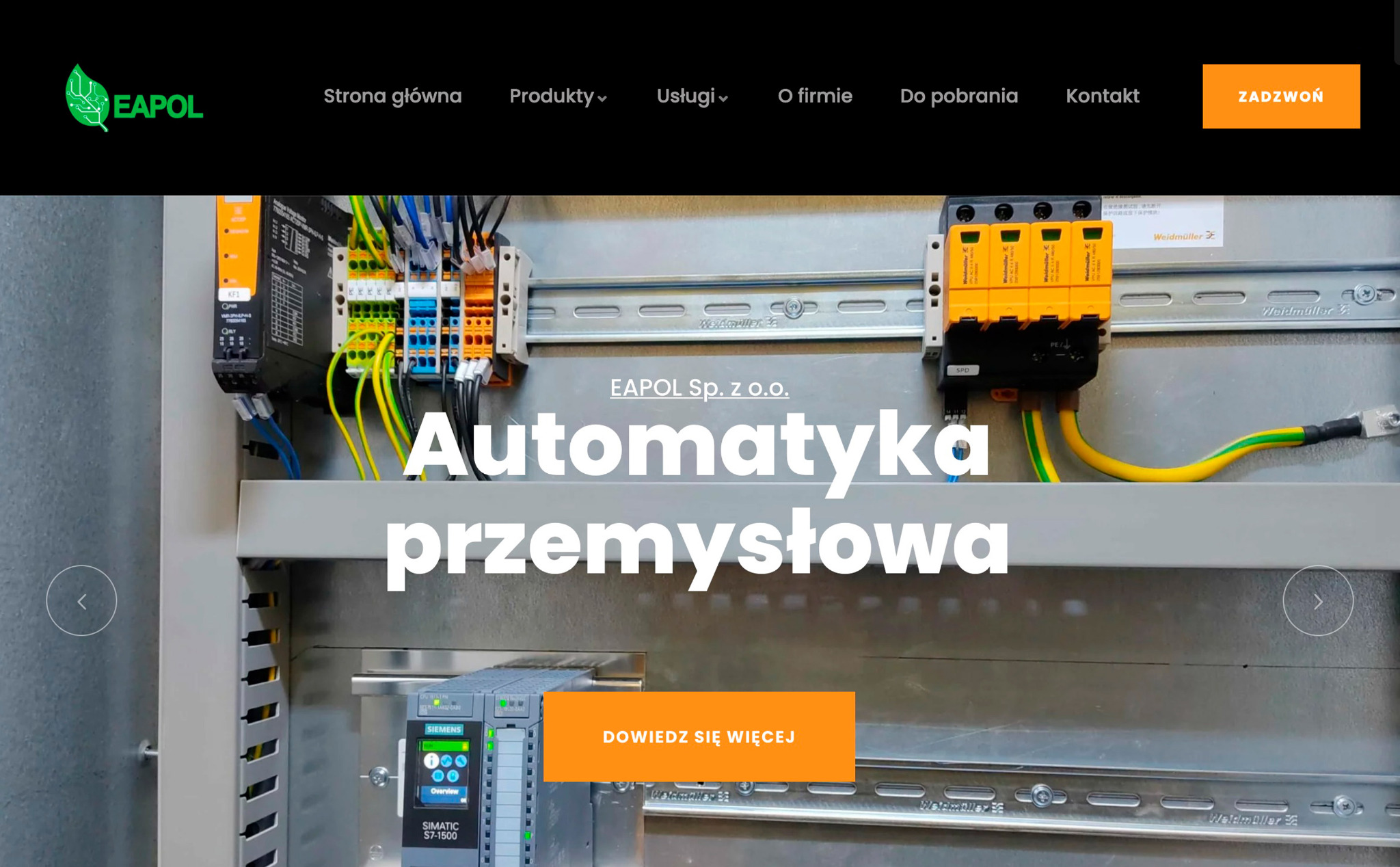 Panel sterowania automatyki przemysłowej z przewodami, bezpiecznikami i modułem sterującym Siemens S7-1500, widoczne elementy Weidmuller, całość w szarej obudowie.