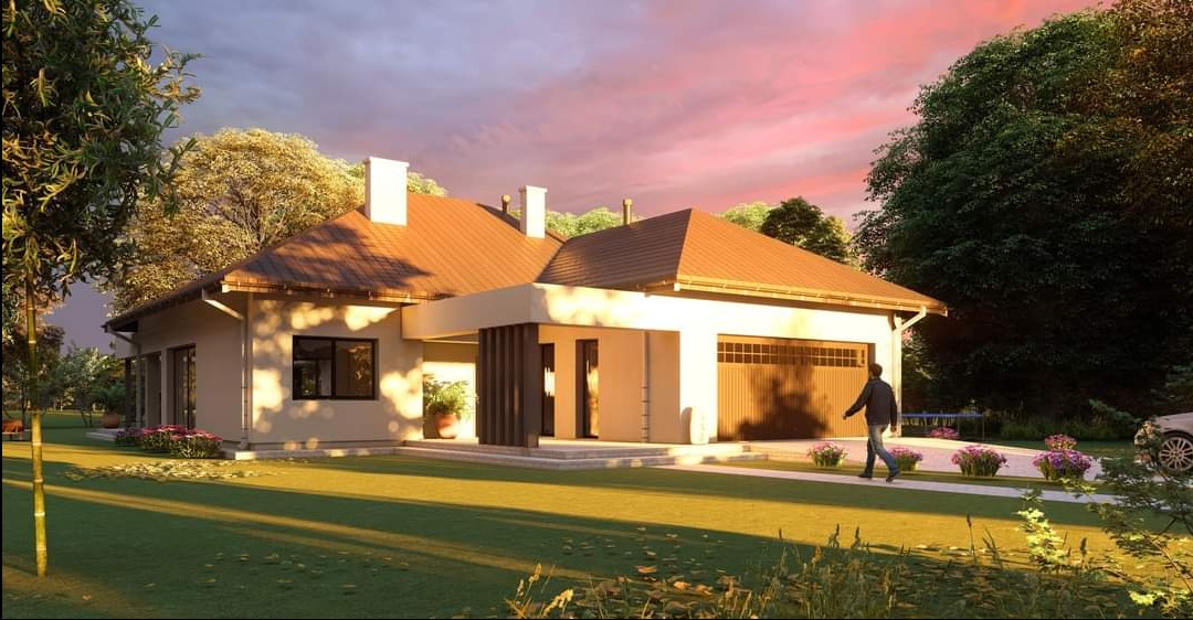 Wizualizacja parterowego domu jednorodzinnego z garażem, z brązowym dachem i białymi ścianami, otoczonego zielonym trawnikiem i drzewami, na tle różowo-pomarańczowego zachodzącego słońca. Osoba...
