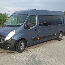 SOMAR MARCIN SOBCZAK - Szary Renault Master z przyciemnianymi szybami i naklejoną różą wiatrów na tylnej szybie, zaparkowany na kostce brukowej.