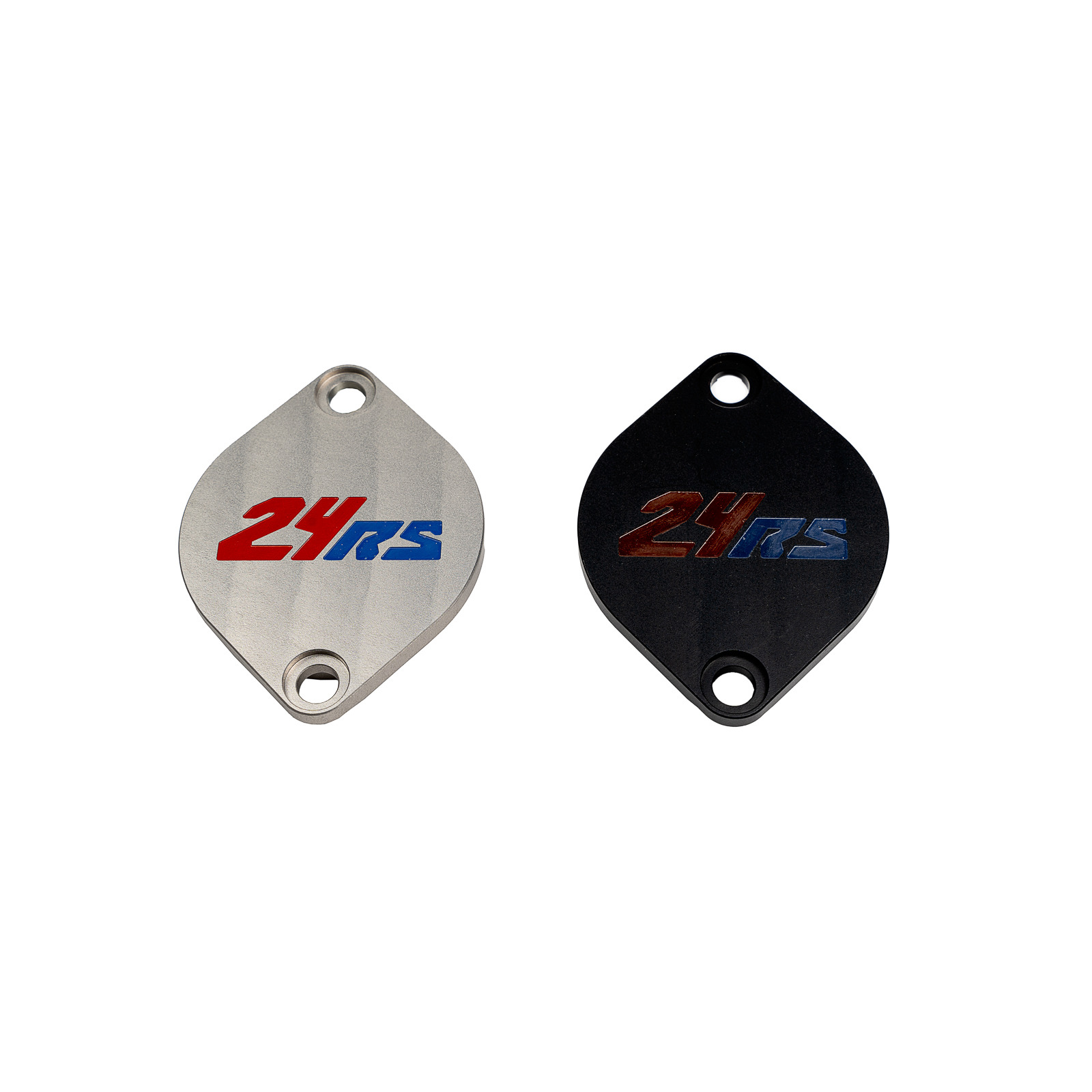 Dwa metalowe dekielki zaworowe silnika: jeden srebrny z czerwono-niebieskim napisem '24RS', drugi czarny z brązowo-niebieskim napisem '24RS'.