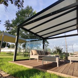 W naszej ofercie znajdziecie zadaszenie dla każdego ogrodu oraz zadaszenia stałe, które są trwałe i odporne na obciążenie śniegiem. Dostępne w wersji samonośnej: przyściennej i wolnostojącej jak również do instalacji na konstrukcji drewnianej. 