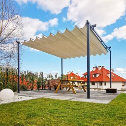 Pergola Zen w stylu wschodnim to urokliwy element ogrodu, który doda mu orientalnego charakteru. Cechą charakterystyczną pergoli jest jej falisty dach. Dach pergoli wykonany z wodoodpornej tkaniny wysokiej jakości.