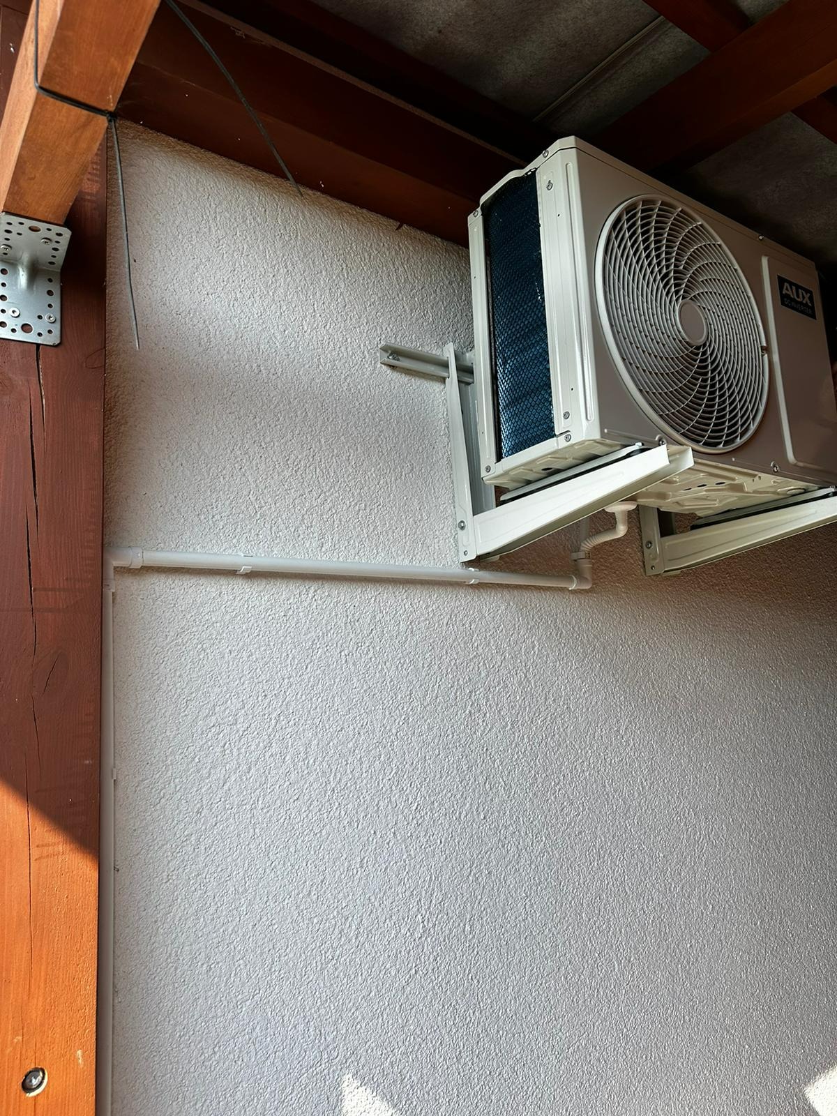 Klient już nie martwi się o upały. Klimatyzacja zamontowana i chłodzi. Życzymy przyjemnego użytkowania.