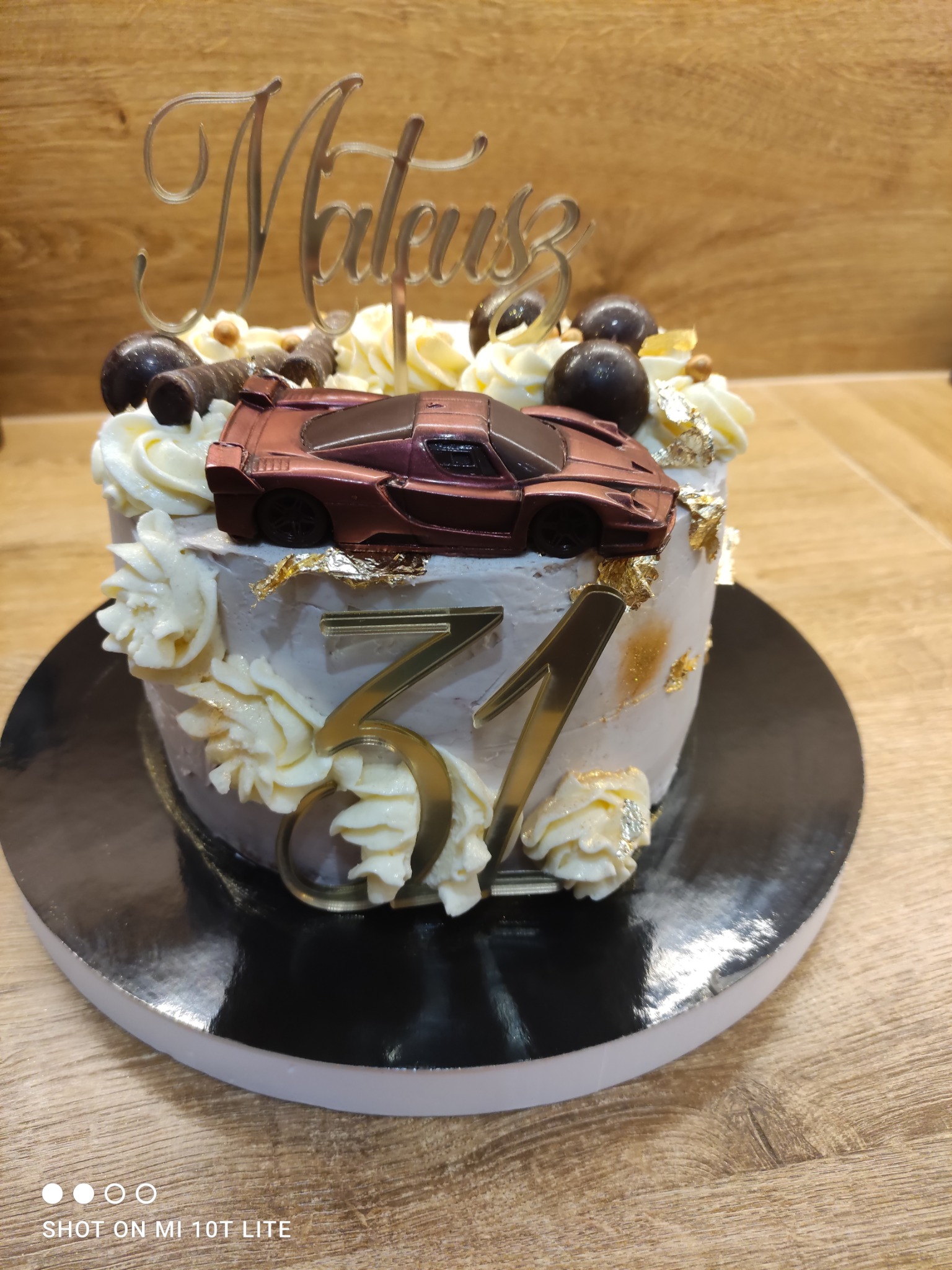 Torcik z kremem cytrynowym , żelka jagodowa i świeżymi malinami.