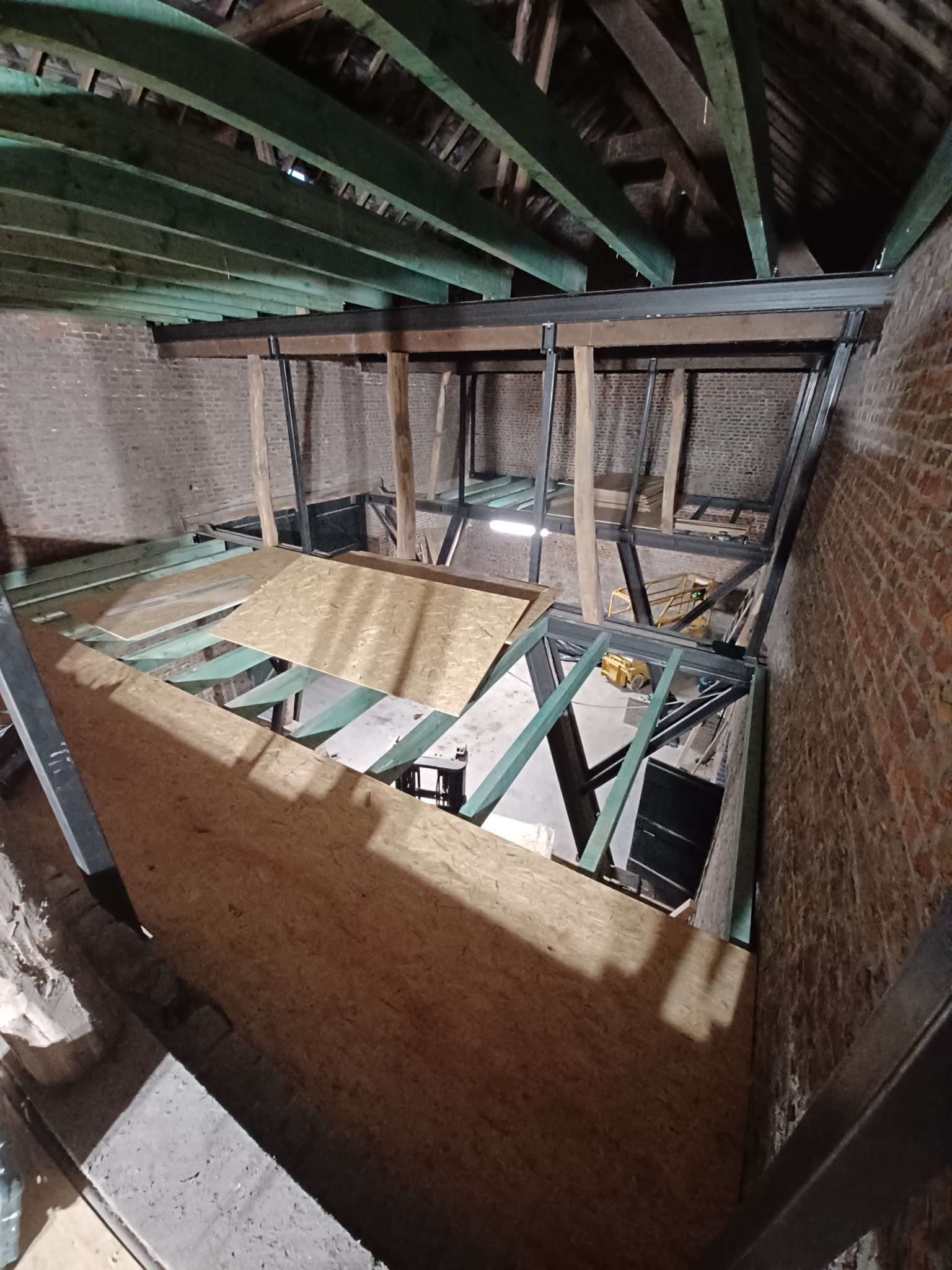 Wykonanie konstrukcji drewnianej , podzielenie na 4 pokoje z łazienkami