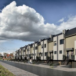 Bartosz Frąckowiak - Wizualizacja szeregu nowoczesnych domów jednorodzinnych z płaskimi dachami, w odcieniach bieli, szarości i beżu, z widocznymi schodami wejściowymi, oświetlonych naturalnym światłem słonecznym...