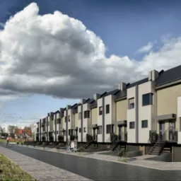 Wizualizacja szeregu nowoczesnych domów jednorodzinnych z płaskimi dachami, w odcieniach bieli, szarości i beżu, z widocznymi schodami wejściowymi, oświetlonych naturalnym światłem słonecznym...