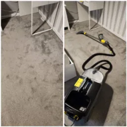 Szary dywan przed i po czyszczeniu, widoczna różnica w odcieniu i plamach, z użyciem czarno-żółtego odkurzacza piorącego z rurą i dyszą. W tle białe biurko i ściana w szaro-białe pasy.