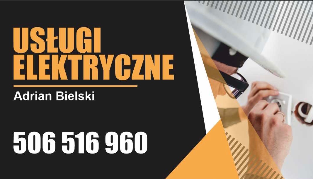 Grafika reklamowa usług elektrycznych: elektryk w hełmie i okularach montuje gniazdko elektryczne na białej ścianie, widoczne narzędzia i dłoń z obrączką.