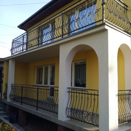 Taras dolny. Tynkowanie słupów, nowy puc układany maszynowo, odświeżenie koloru na ścianie. Górny taras. Nowe opierzenie, wylanie nowej podłogi, położenie płytek na ścianie odświeżenie koloru.