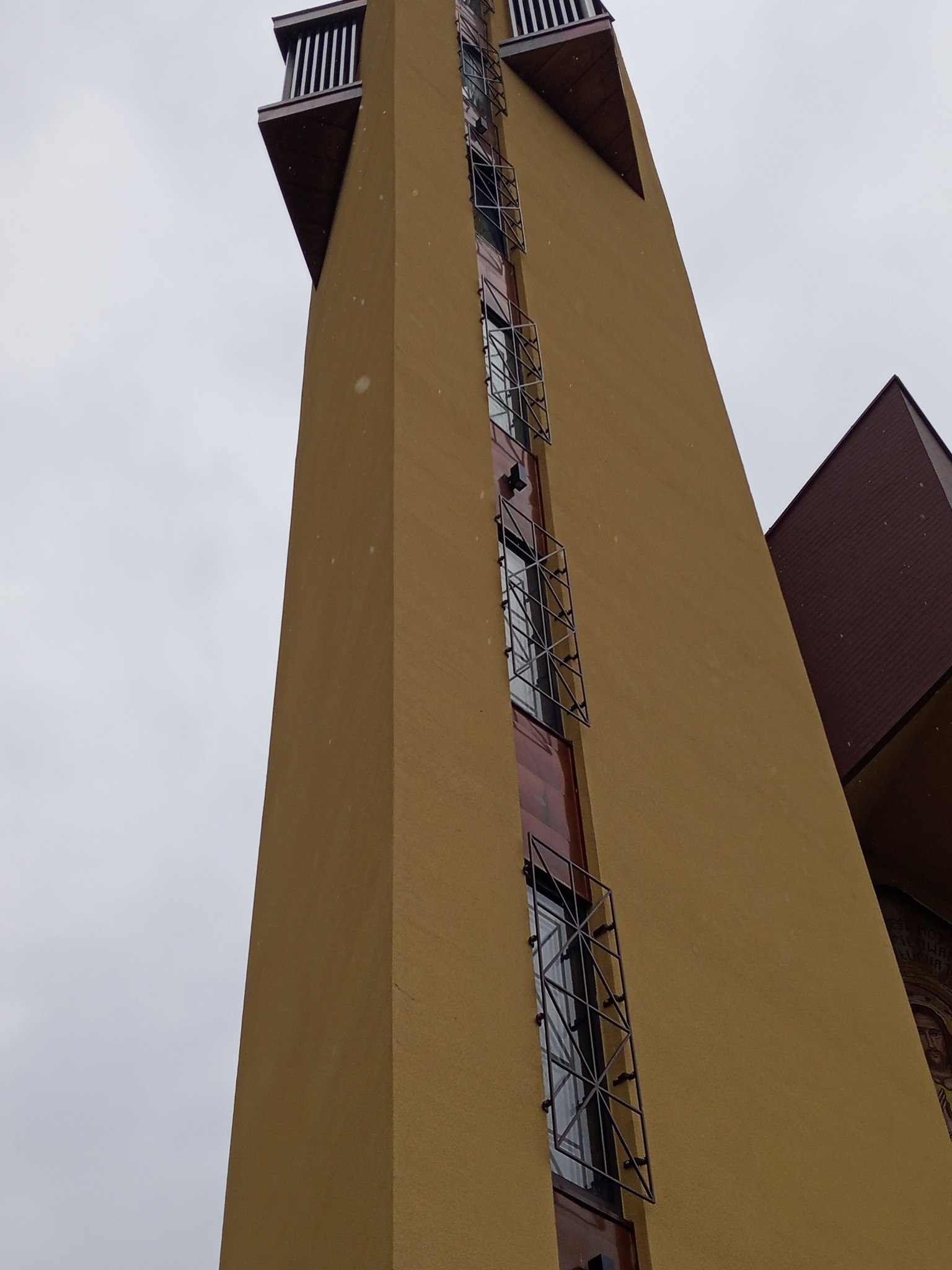 Wykonaliśmy również elewację wieży kościoła. Styropian, siatka oraz maszynowo puc.